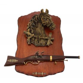 Сувенирное изделие ружье на планшете с крупным накладным элементом конь
