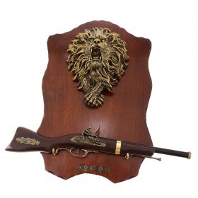 Сувенирное изделие ружье на планшете с крупным накладным элементом лев